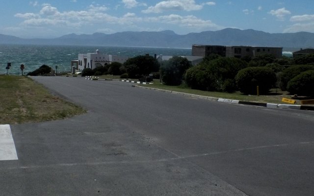 Guthriestraat in De Kelders (met die bestaande parkie regs) waar grootskaalse toeriste-ontwikkeling beplan word